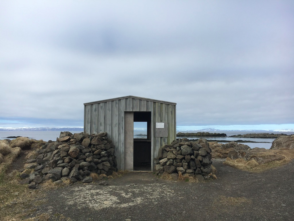 The hut where you can stand and look through binoculars out to the water where the seals reside